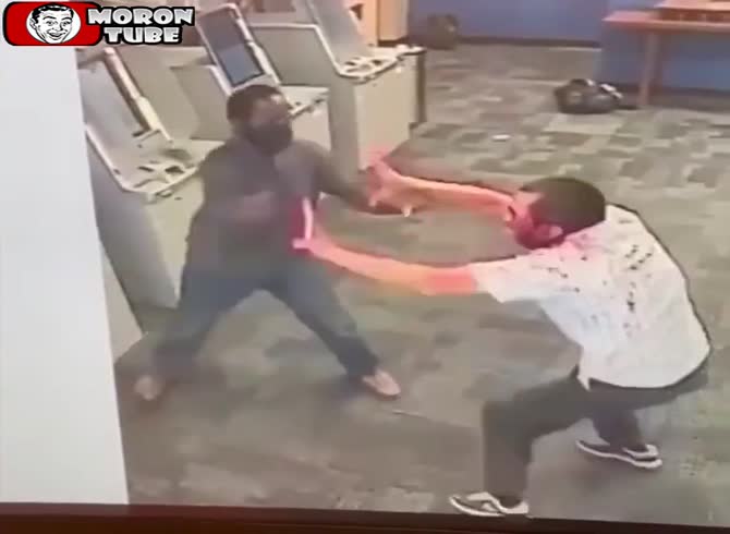 Video :For no apparent reason, a psychopath with a hatchet attacks him